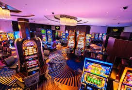 Live casino dealer နှင့် ကစားသူ real-time interact ပြုလုပ်နေသောမြင်ကွင်း