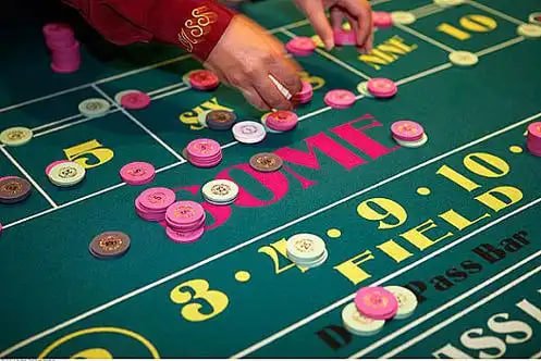 Slots ဂိမ်း Wild Symbol နှင့် Free Spin Feature ပေါ်လာနေသောမြင်ကွင်း